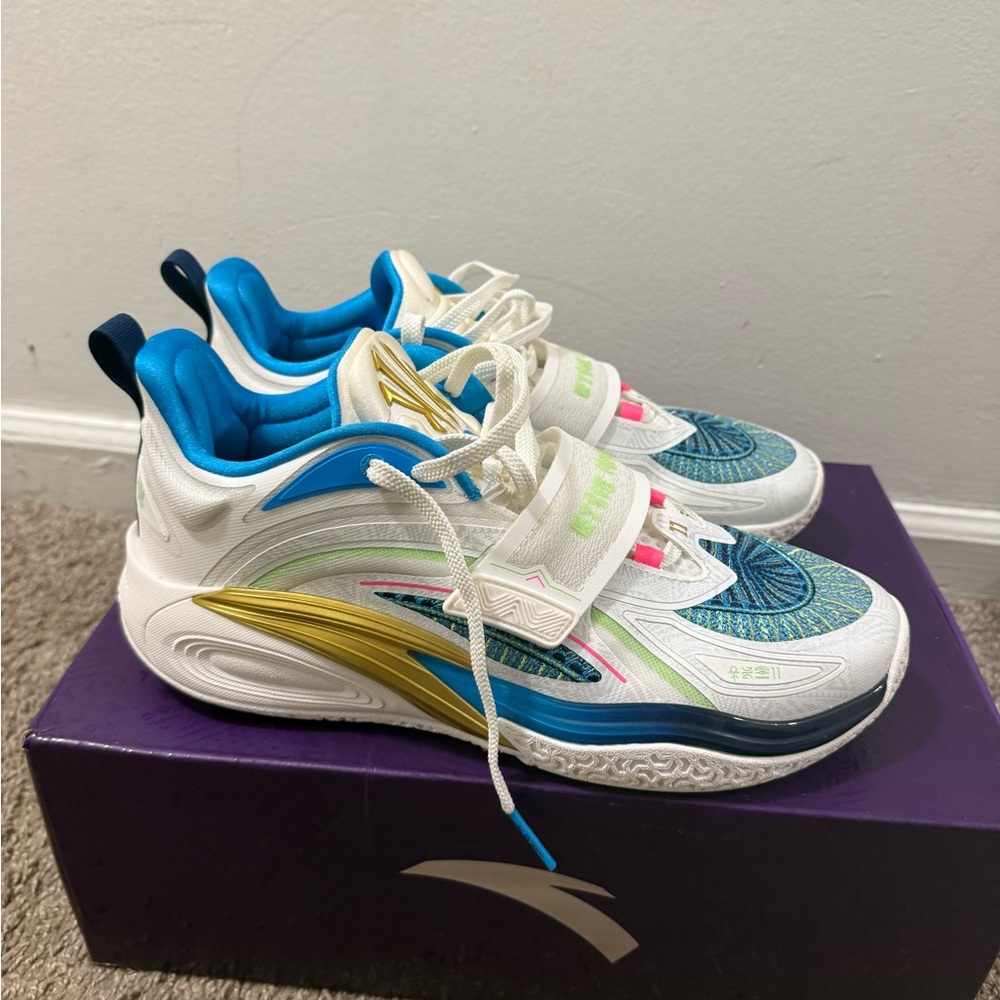 Dynamic White and Blue Athletic Shoes with Modern Silhouette